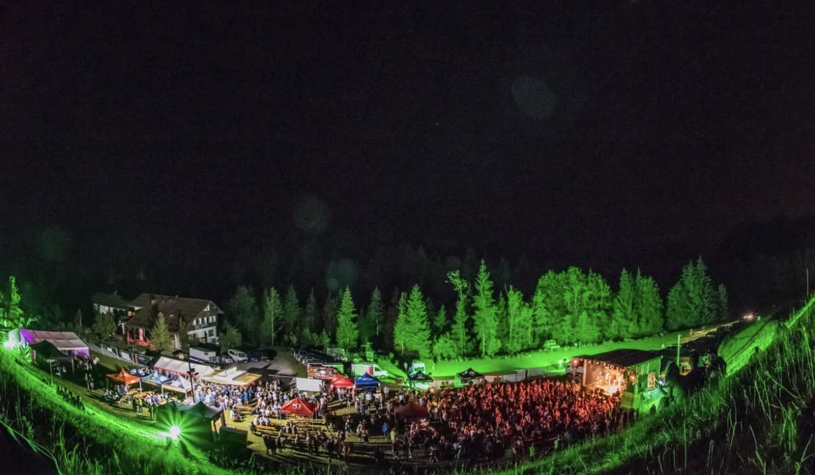 Festivalgelände bei Nacht